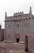 Street and muddy house at Djenn city. Mali.