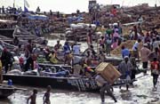 Morning rush at bank of Niger river, Sgou city. It is market day. Mali.