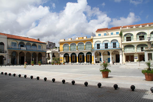 Plaza Vieja, old Havana (Habana Vieja). Cuba.